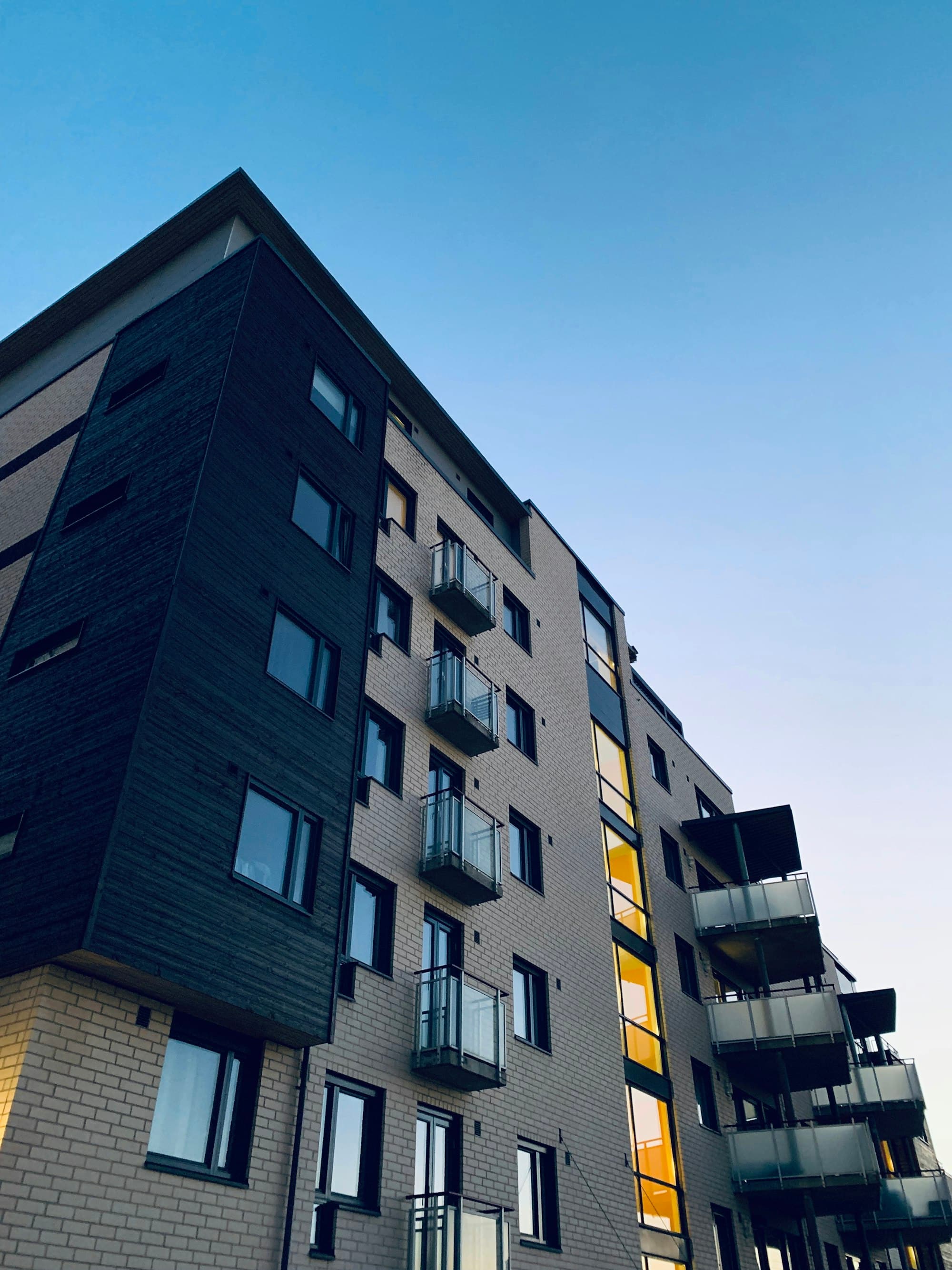 A modern residential tower seen in elevation.